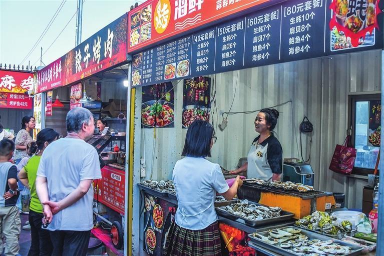 紫云街夜市，各色小吃摊位一字排开，散发出诱人的香气。