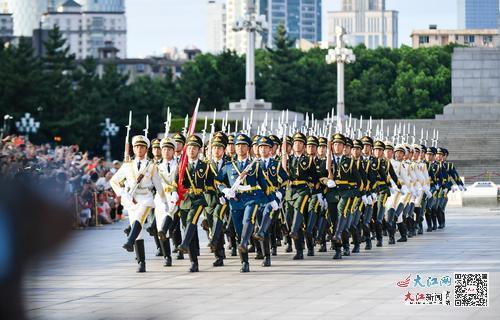 国旗护卫队迈着坚定的步伐走来。徐国亮摄