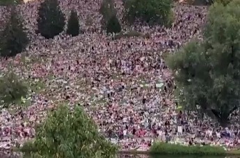 11万人挤爆霉霉慕尼黑演唱会，4万人无票坐场外山顶应援！