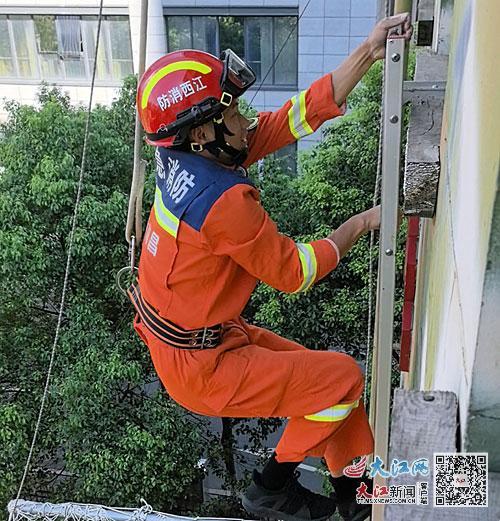 消防员进行爬楼训练。