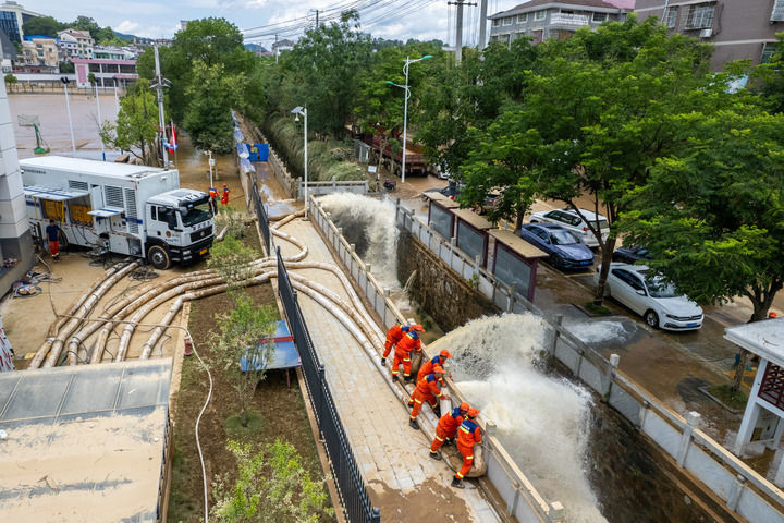 7月3日，在湖南省岳阳市平江县启明中学，国家矿山应急救援重庆队队员进行排涝工作（无人机照片）。新华社记者 陈思汗 摄