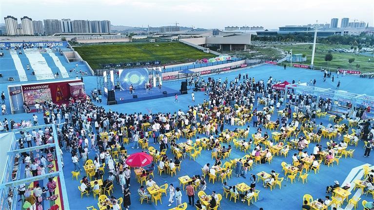 市民广场上啤酒桌鳞次栉比，座无虚席。