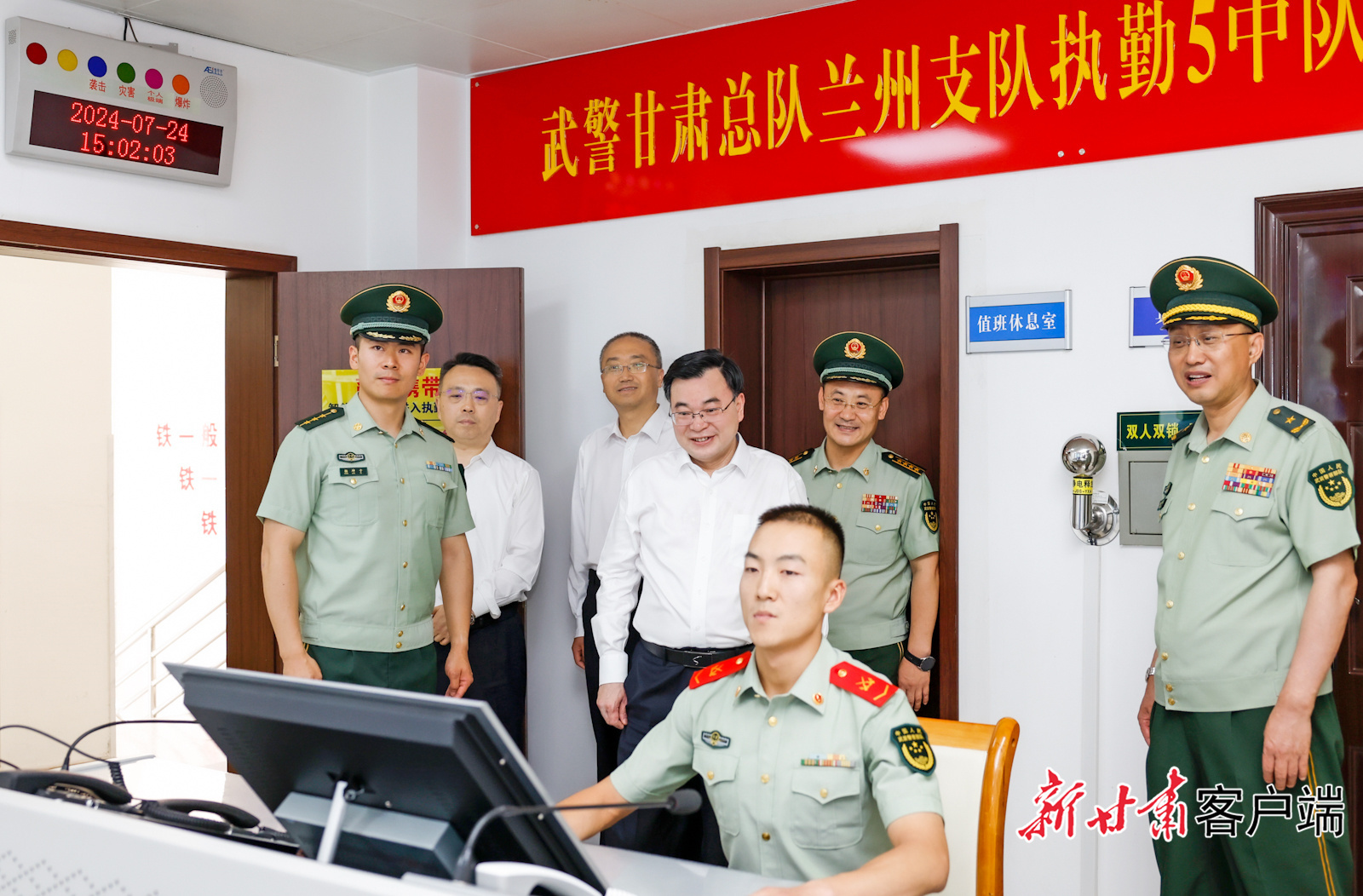 “八一”前夕，省委书记、省人大常委会主任胡昌升在兰州市走访慰问武警部队、退役军人和重点优抚对象。新甘肃·甘肃日报记者　孟捷