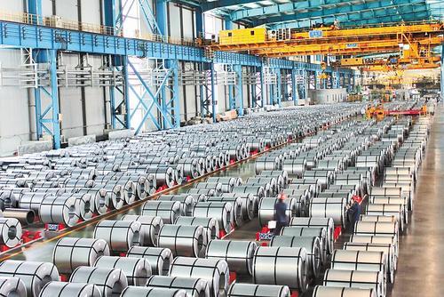 7月24日，在首钢智新电磁材料（迁安）股份有限公司产品库区内，工作人员正在备货。本报记者 师 源摄