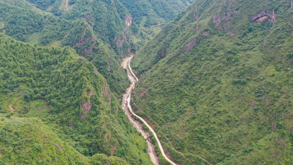 这是7月28日在陇南市武都区黄坪镇成坝村附近拍摄的一条农村公路。当地农村公路多依河谷而建，一旦遭遇山洪、滑坡、泥石流等灾害极易受损（无人机照片）。新华社记者　郎兵兵　摄