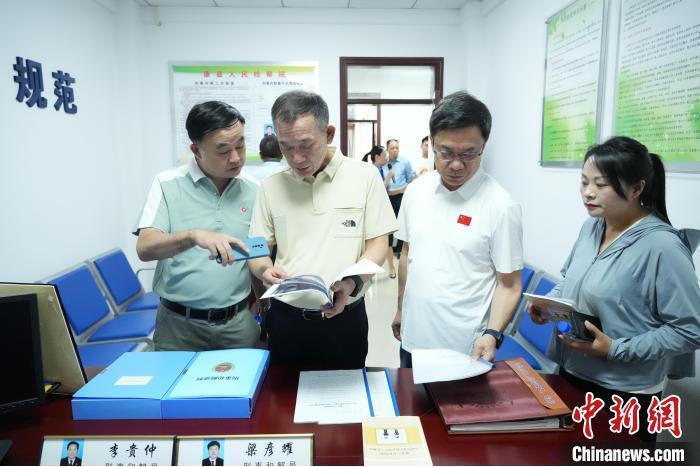 7月26日，第十四届全国人大台湾省代表团走进陇南康县人民检察院视察。中新社记者 朱贺 摄