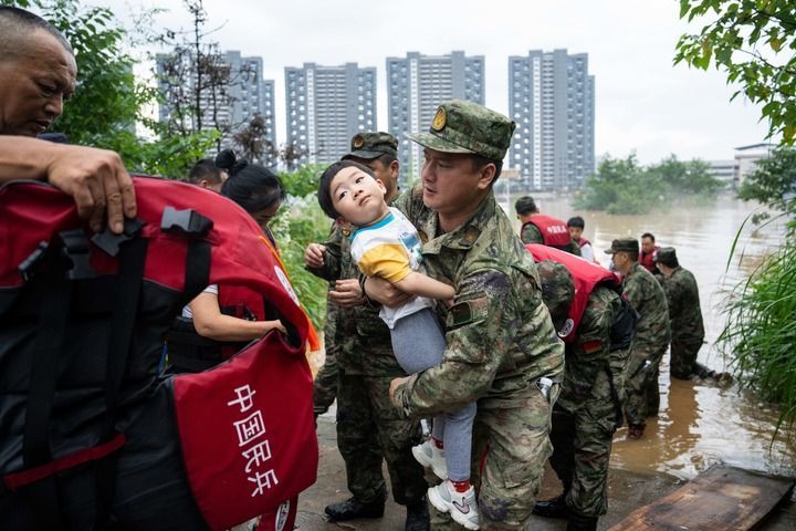 7月1日，民兵在湖南省平江县天岳街道大西村转移群众。新华社记者 陈思汗 摄