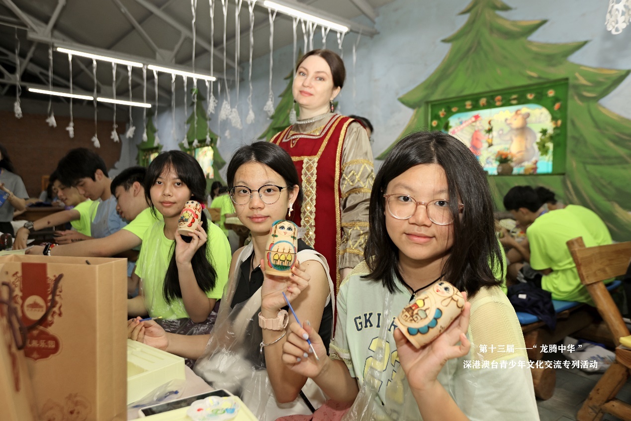 图：同学们制作俄罗斯套娃