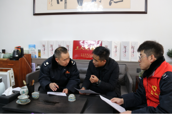 税务干部在临夏腾锦新能源开发有限公司辅导