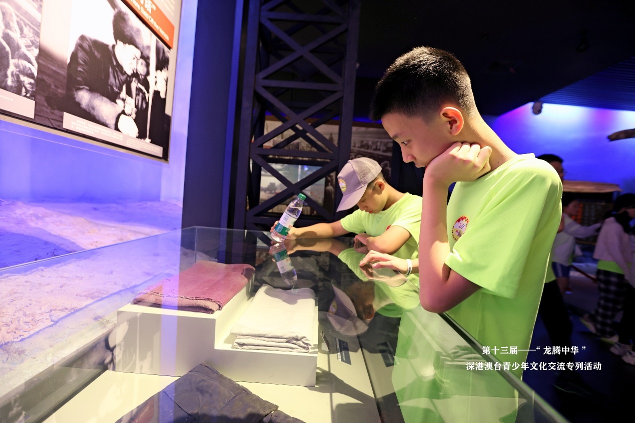 图：同学们观看纪念馆藏品