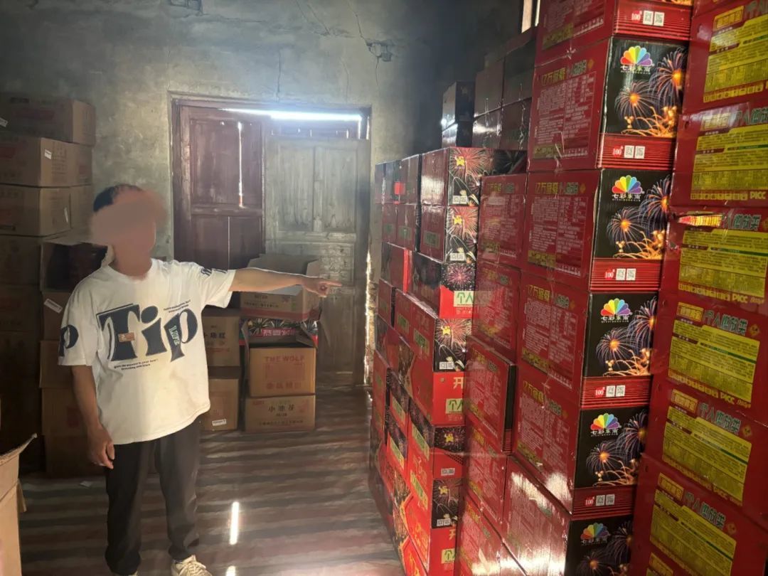 阁楼内非法储存70余箱烟花爆竹 峡江一店主被行拘5日凤凰网江西