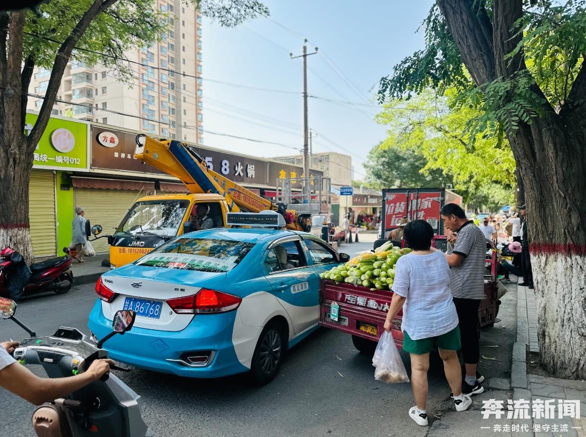 车辆摊贩占道路面坑洼不平　兰州这条路难行