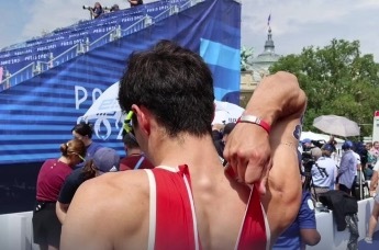 准备了4年的奥运梦想，在2分钟内就被摧毁了，中国香港选手被对手扯烂衣服退赛