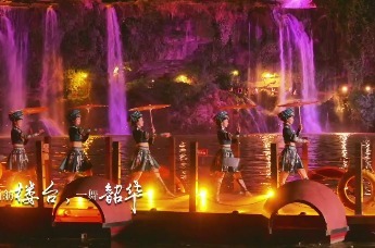 画舫楼台，一舞韶华 春梦蹁跹，宛若惊鸿 飞瀑如练 不及眼波流转，山河锦绣怎抵眉间情长，“挂在瀑布上的千年芙蓉镇”请君入梦！