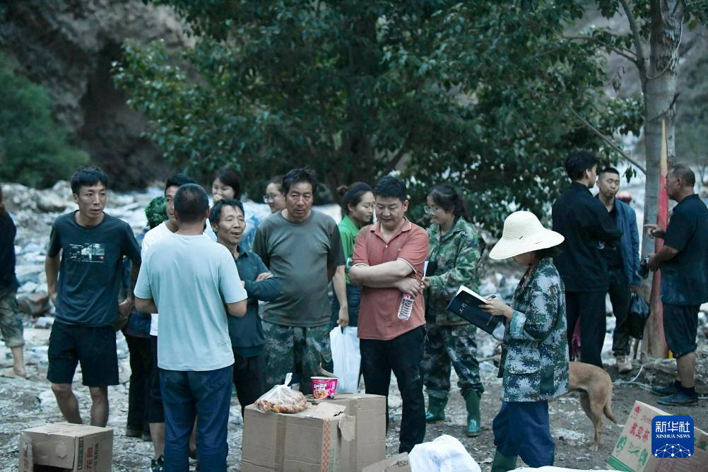 7月26日,在武都区三河镇姚沟村,乡镇干部登记转移下山的村民信息。新华社记者 郎兵兵 摄