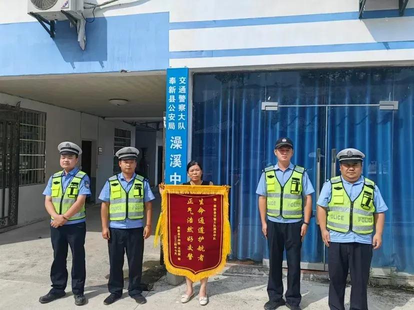 奉新一货车侧翻司机被困车内 交警轮流托举伤者头部1小时