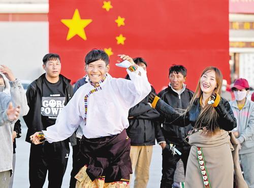6月15日，藏族青年在阿里市区中心的象雄文化广场上欢乐起舞。 图/张 昊