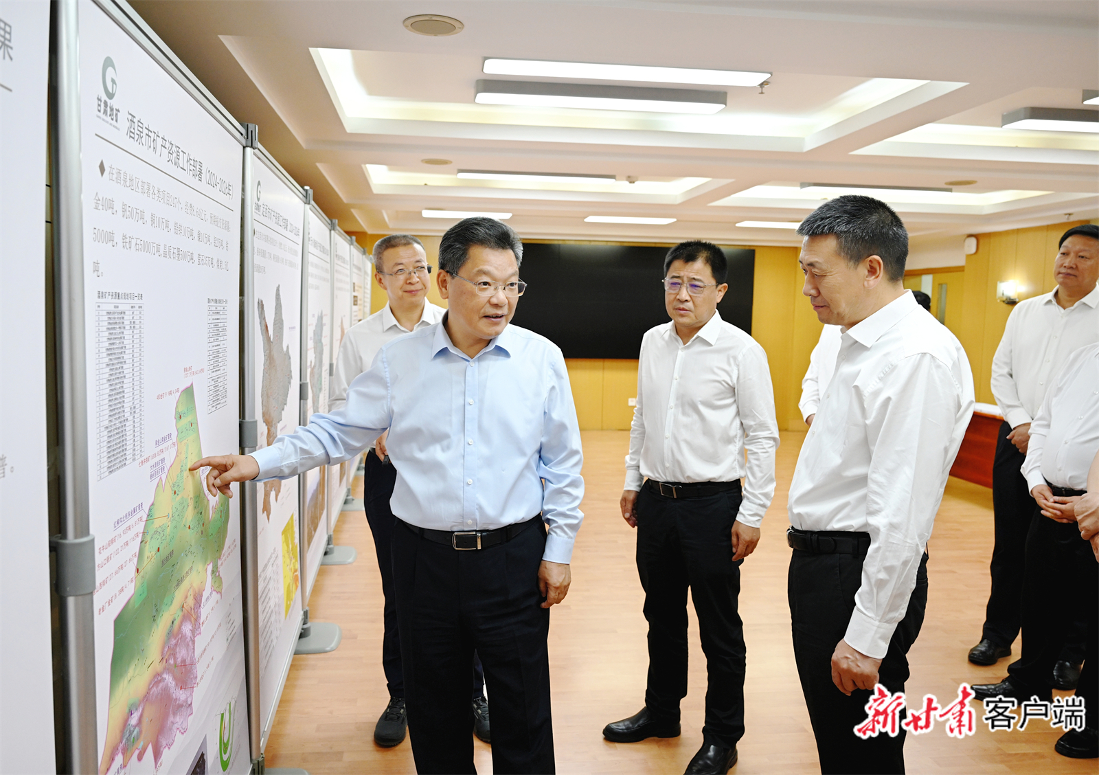 8月2日,省委副书记、省长任振鹤在省直有关单位调研全省矿产资源领域深化改革、矿产资源勘查开发利用等工作。新甘肃·甘肃日报记者 盛学卿