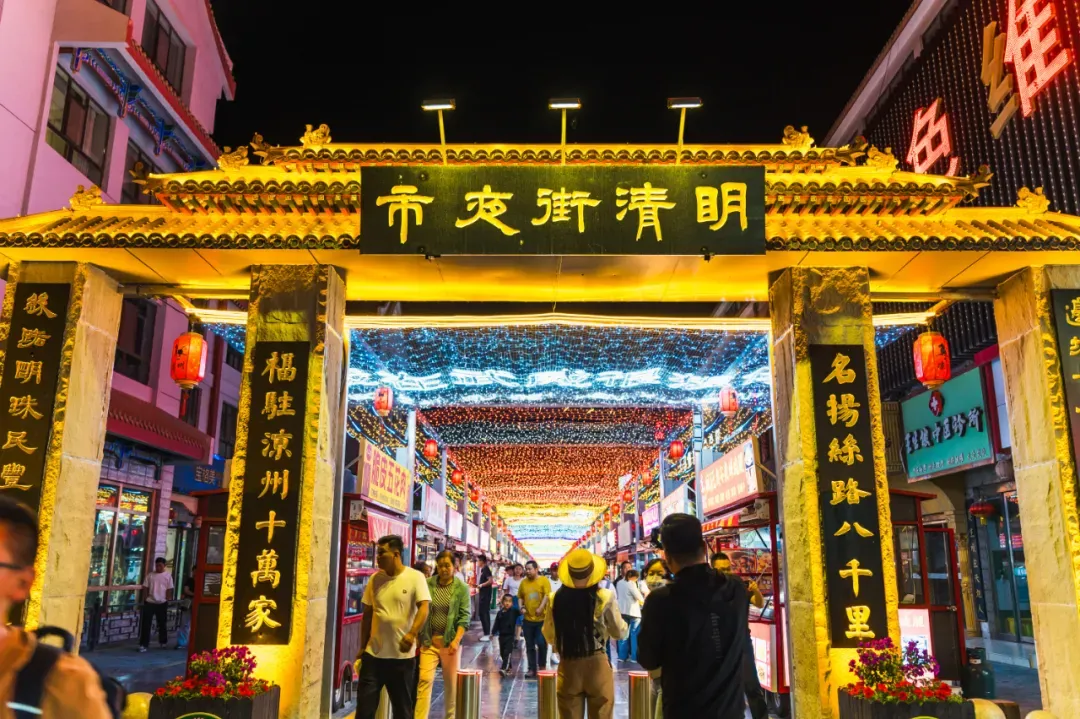 夜晚的武威游客如织　再现诗词中的盛唐景象