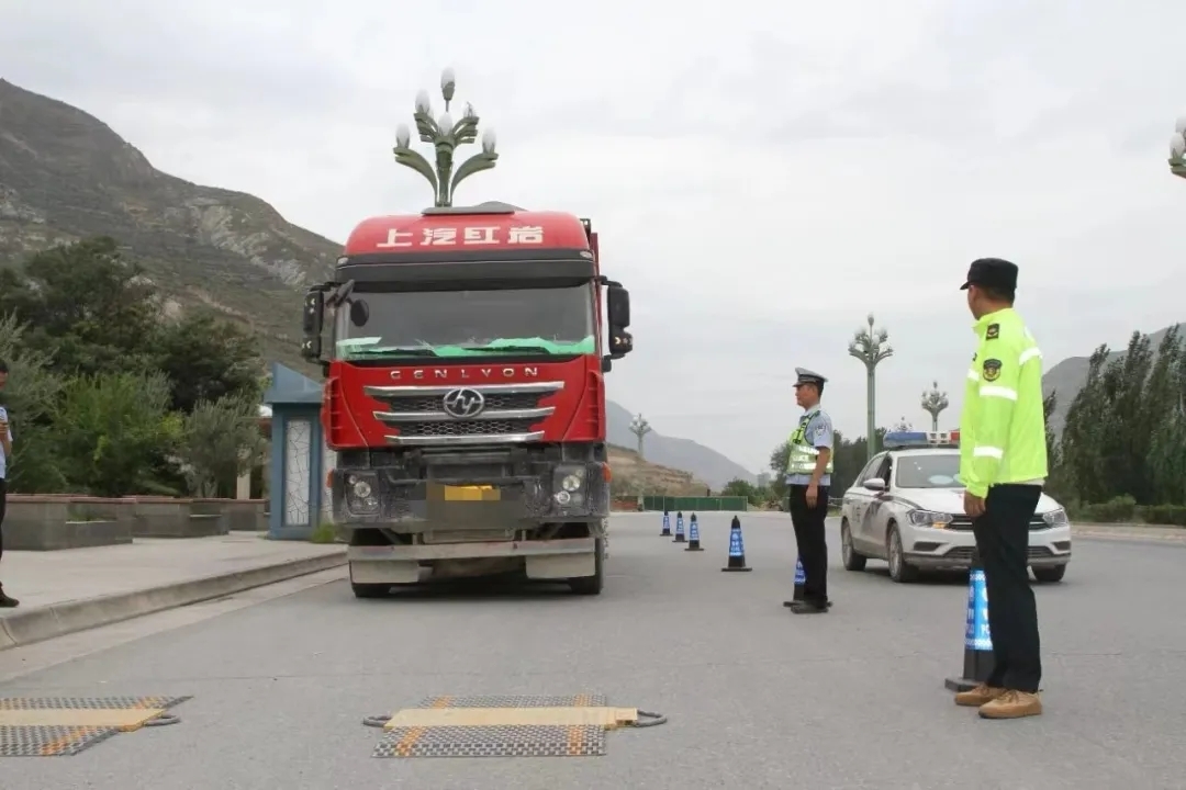 在重点路段和时段设置临时检查点