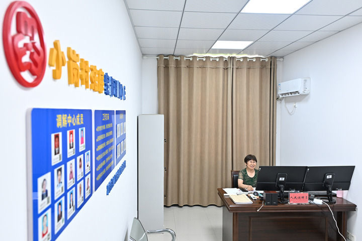 2024年7月25日，安徽凤阳小岗村人民法庭家事调解中心调解员缪永贤通过网络连线进行婚姻调解。新华社记者　李鑫　摄
