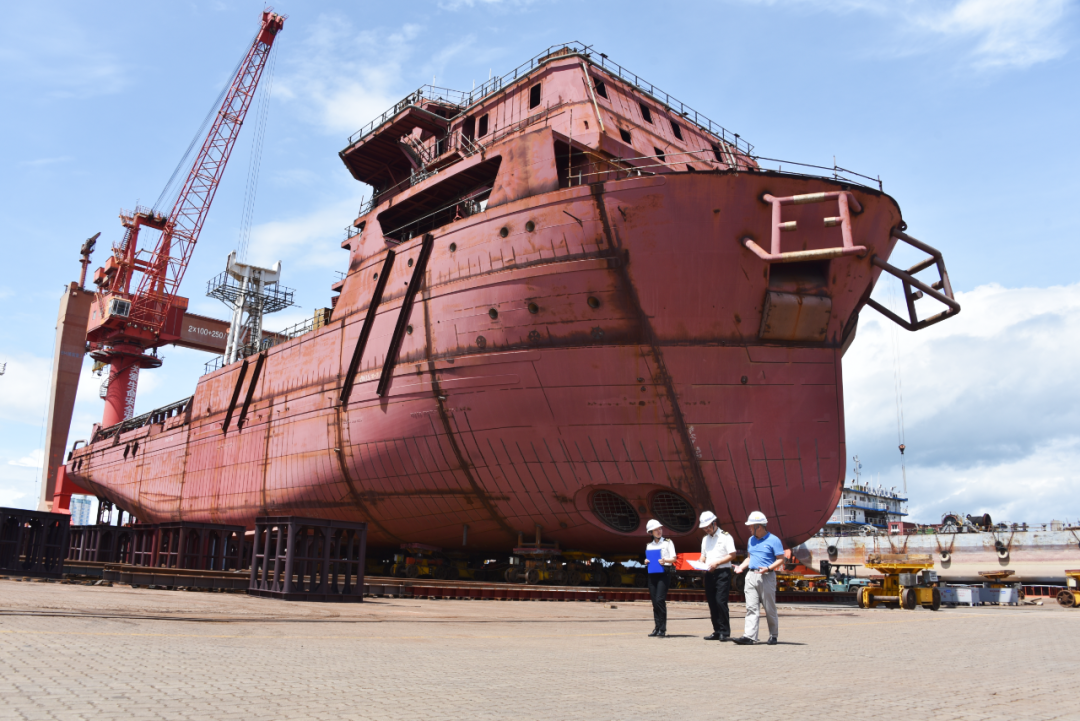 图为江门海关关员到船舶生产企业调研进出口情况