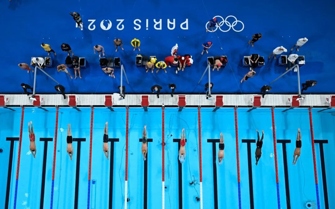 巴黎奥运会游泳男子4x100米自由泳接力决赛在拉德芳斯体育馆举行.