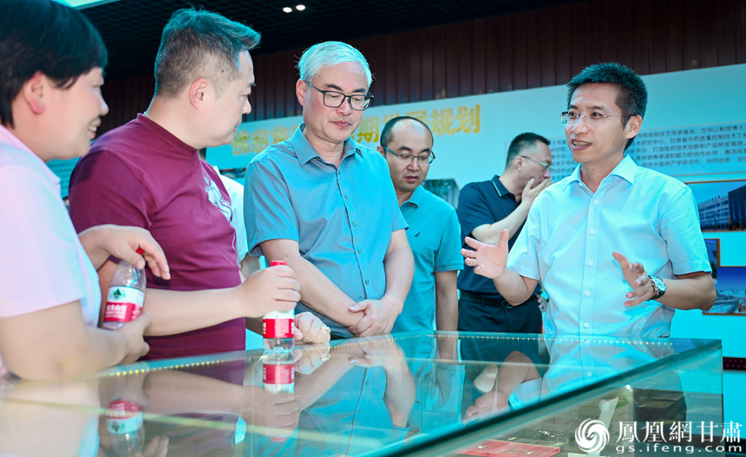 佛慈集团、佛慈制药党委书记、董事长单小东（右一）向甘肃药业集团党委委员、副总经理胡宁（左三）一行介绍佛慈集团的产品