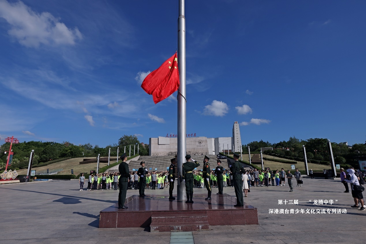 图：同学们集体举行升国旗仪式