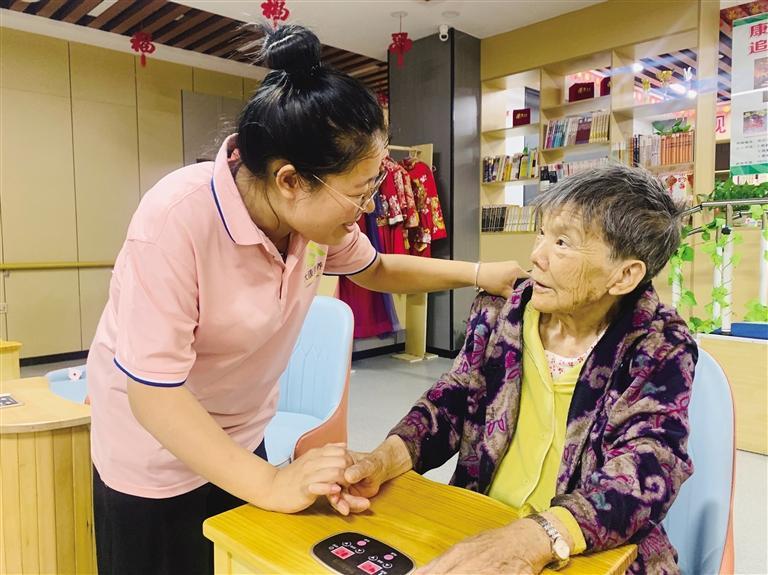 理疗服务　周栋楠　摄