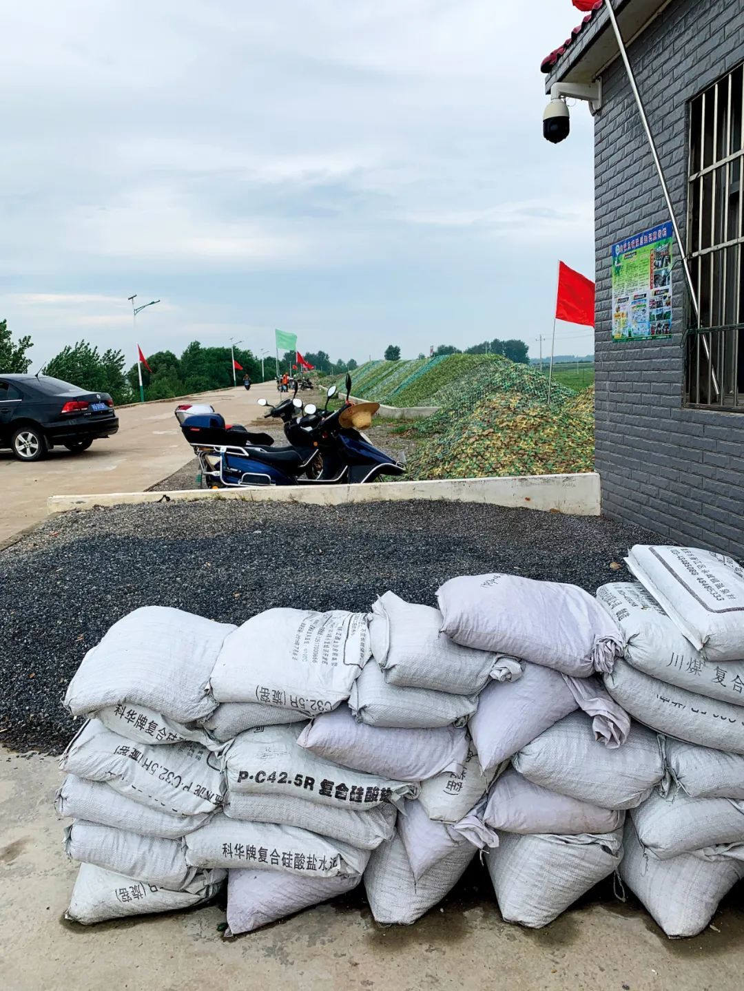 江州镇 80个哨所旁，都有备好的防汛物资，各种尺寸的小石子最为常见，当地人称其为“瓜子片”。巡查间隙，在哨所值守的人会自觉用编织袋装好砂石，以备不时之需。