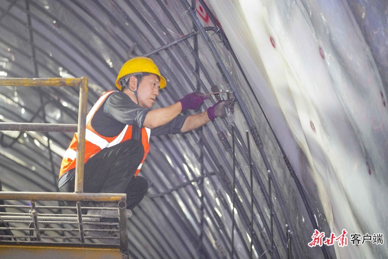 隧道建设工人正在施工