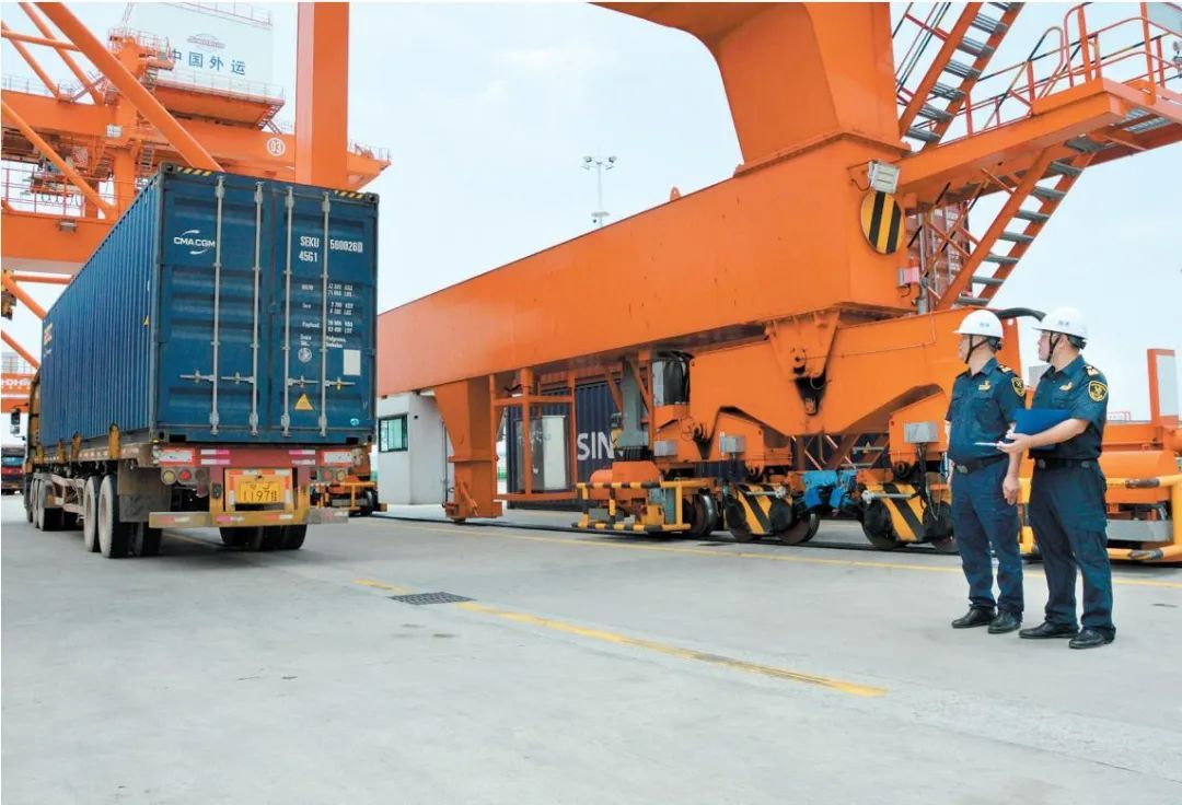 广州南沙港—江门高新港“一港通”进口模式正式启动,货物从南沙中转至江门更加便利