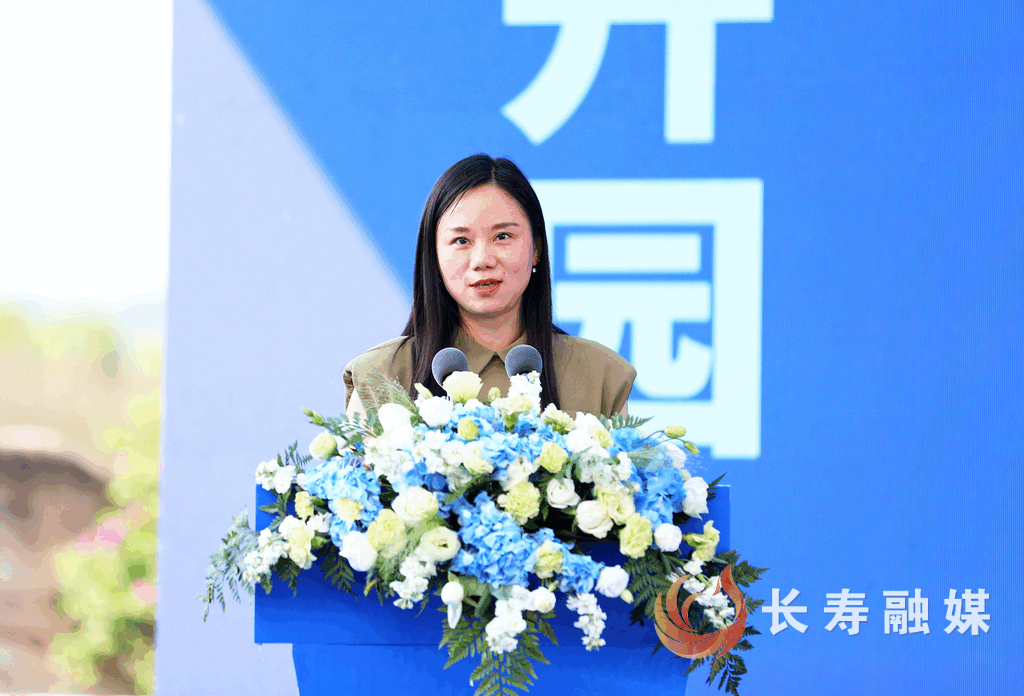 重庆市商务委党组成员、副主任叶力娜致辞