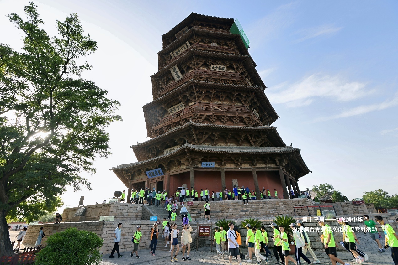 图：同学们参观应县木塔