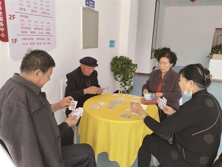 老人们聚在一起打牌休闲