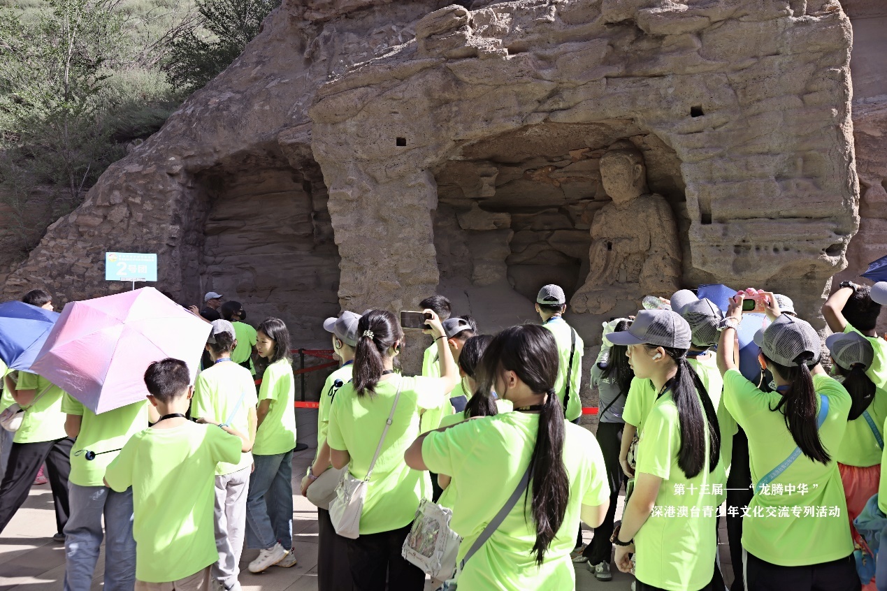 图：同学们驻足拍摄云冈石窟