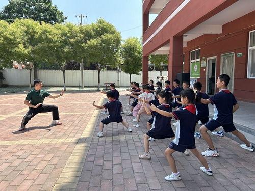 青岛职业技术学院“立人圆梦”志愿服务团队打造“三融四专五悟”社会实践课程体系