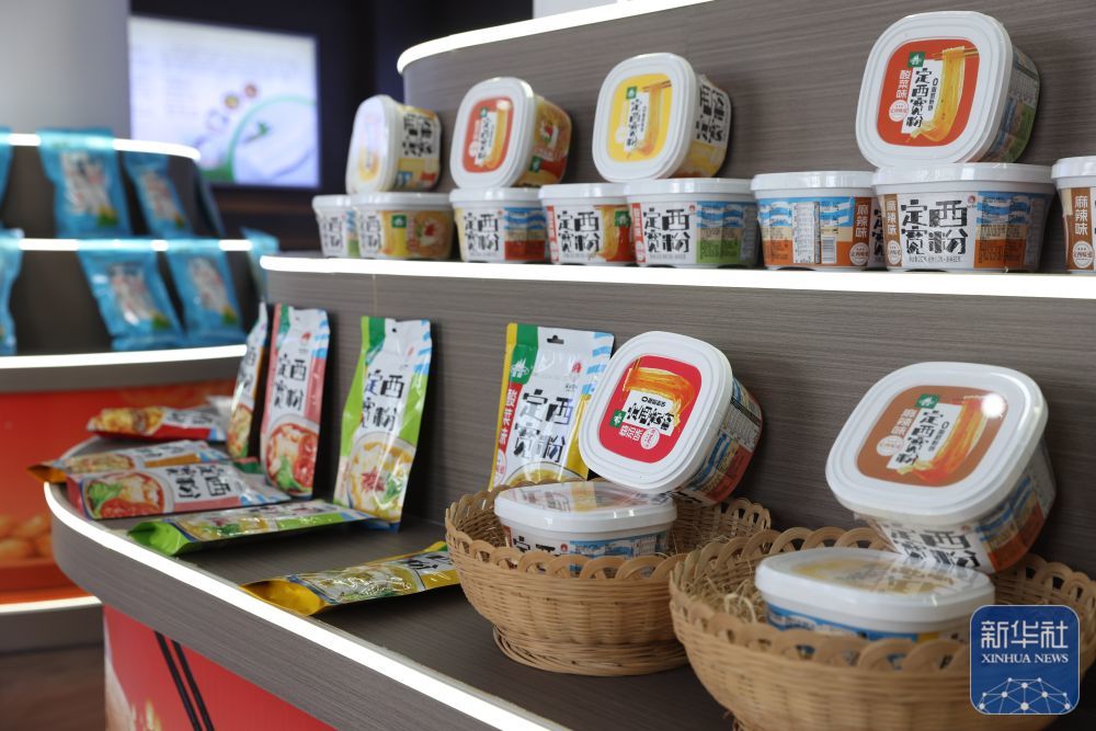 这是7月24日在甘肃定西一家马铃薯加工企业拍摄的马铃薯宽粉产品　新华社记者　吕帅　摄