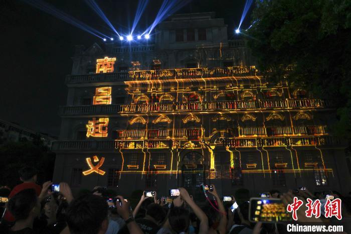 图为“光影八一”灯光秀在南昌八一起义纪念馆上演。　刘力鑫 摄