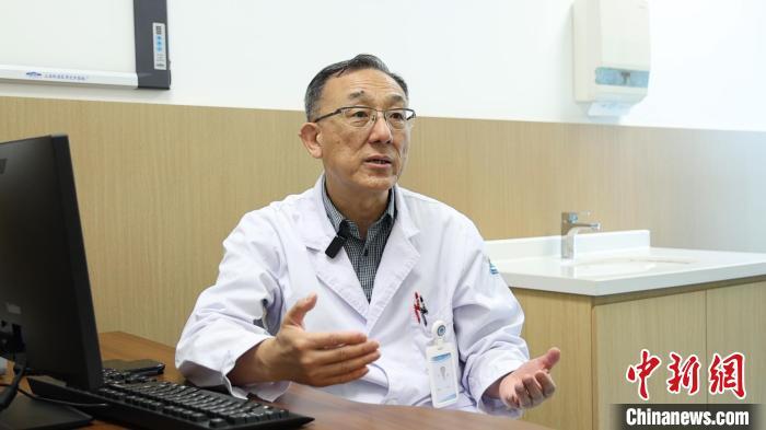 杭州市儿童医院院长王俊接受采访。肖健 摄