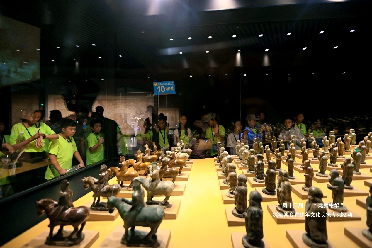 图：同学们认真欣赏大同博物馆藏品