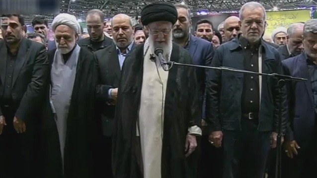 现场：伊朗最高领袖哈梅内伊出席哈尼亚葬礼并主持祈祷