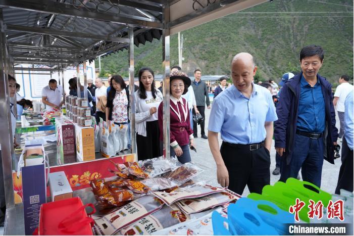 7月24日，第十四届全国人大台湾省代表团在甘南藏族自治州视察。中新社记者 朱贺 摄