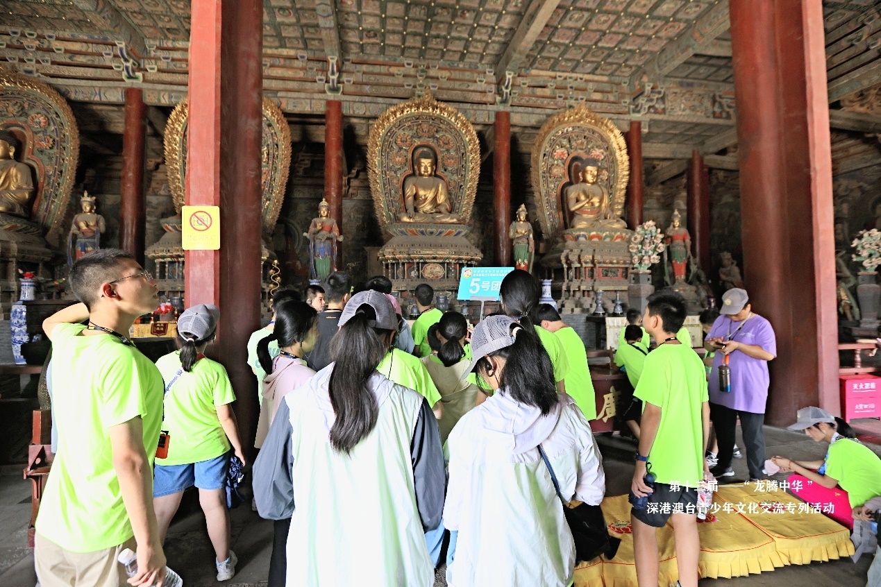图：同学们参观华严寺