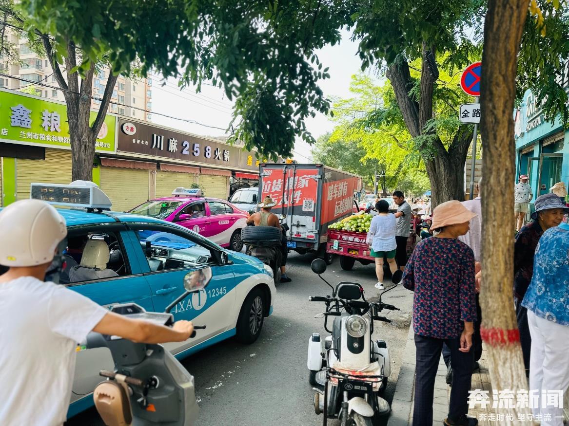 车辆摊贩占道路面坑洼不平　兰州这条路难行