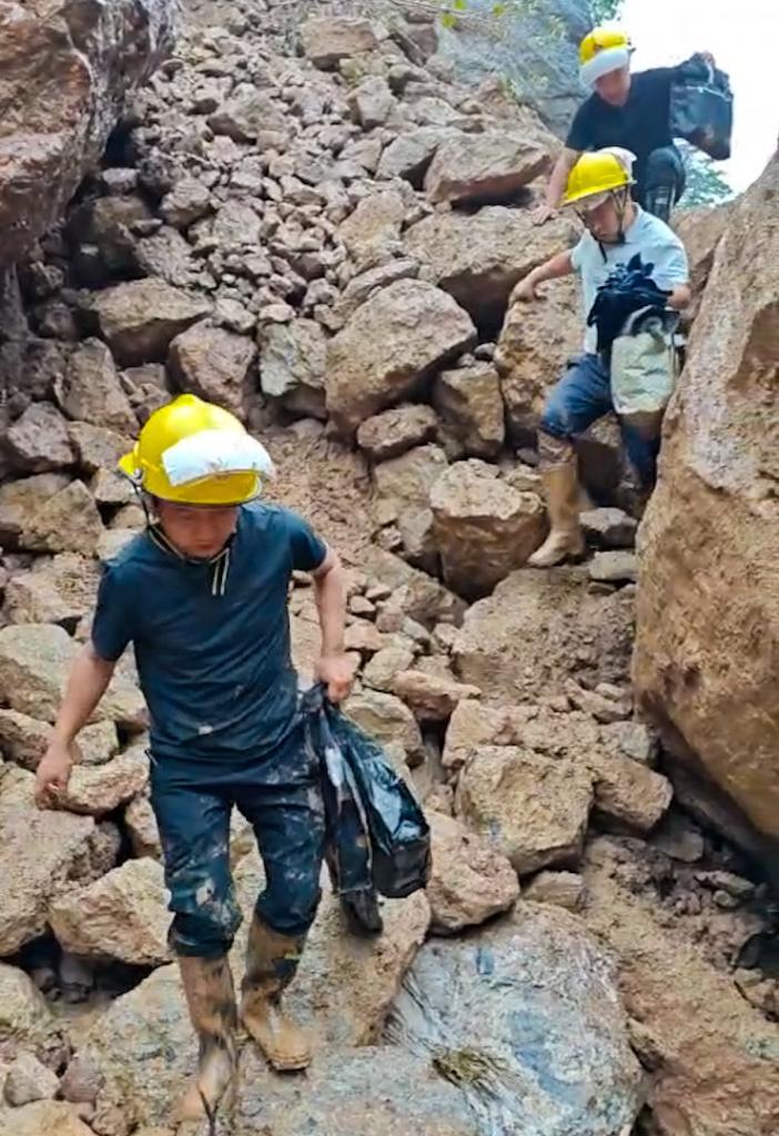 7月24日，突击队在挺近灾区途中经过一处落石路段。（受访者供图）