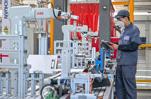 7月19日，在唐山百川机器人共享工厂，工作人员正在调试机器设备。本报记者 赵 杰摄