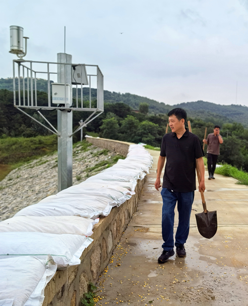 7月27日下午，防汛人员在秦皇岛市抚宁区抚宁镇河潮营水库巡查。 本报记者 张 辉摄