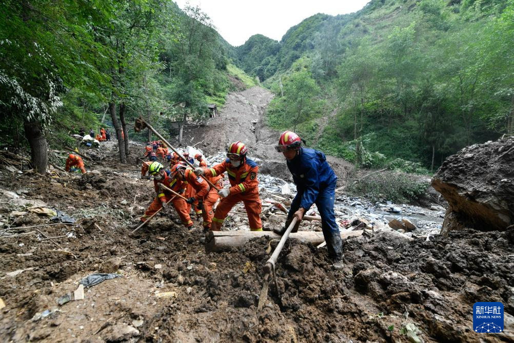7月26日,在武都区三河镇姚沟村三社,救援人员开展救援。新华社记者 郎兵兵 摄